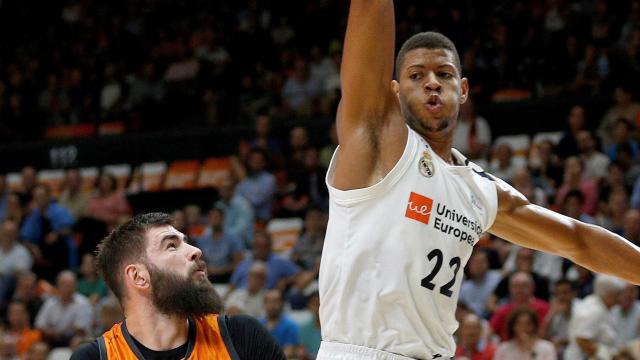 Tavares defendiendo la zona