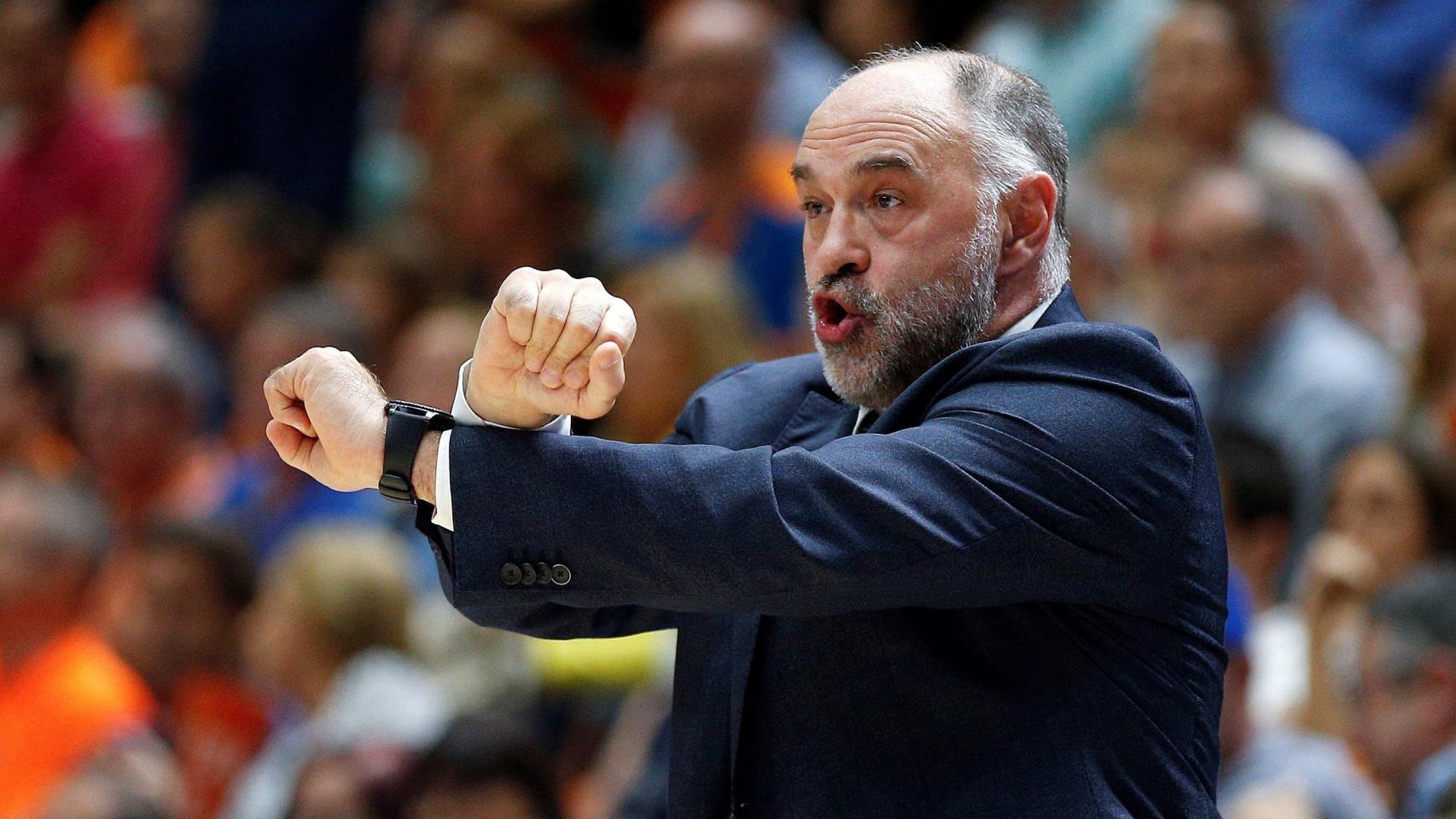 Pablo Laso marca una jugada para su equipo