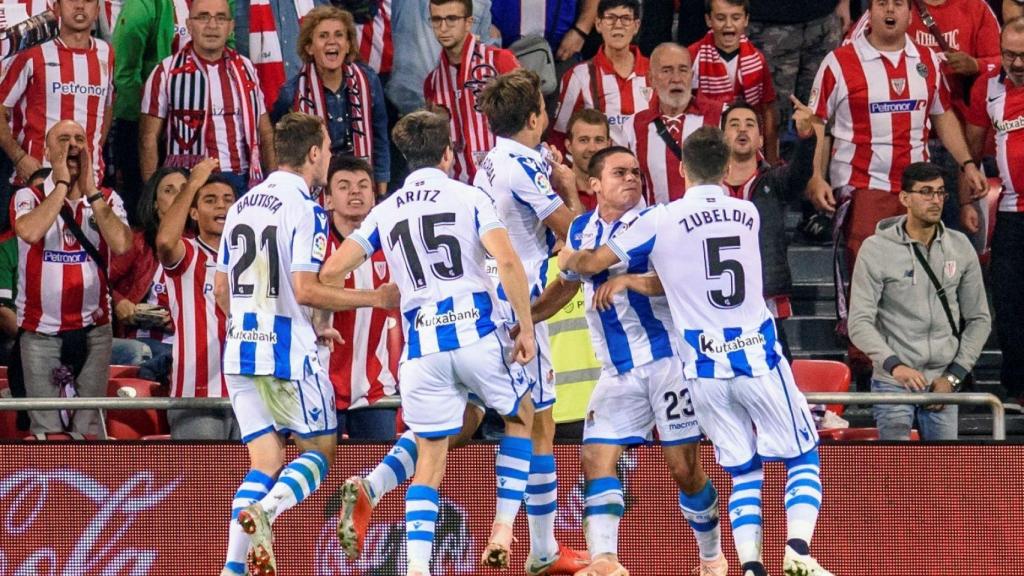 Los jugadores de la Real Sociedad celebran uno de los goles ante el Athletic