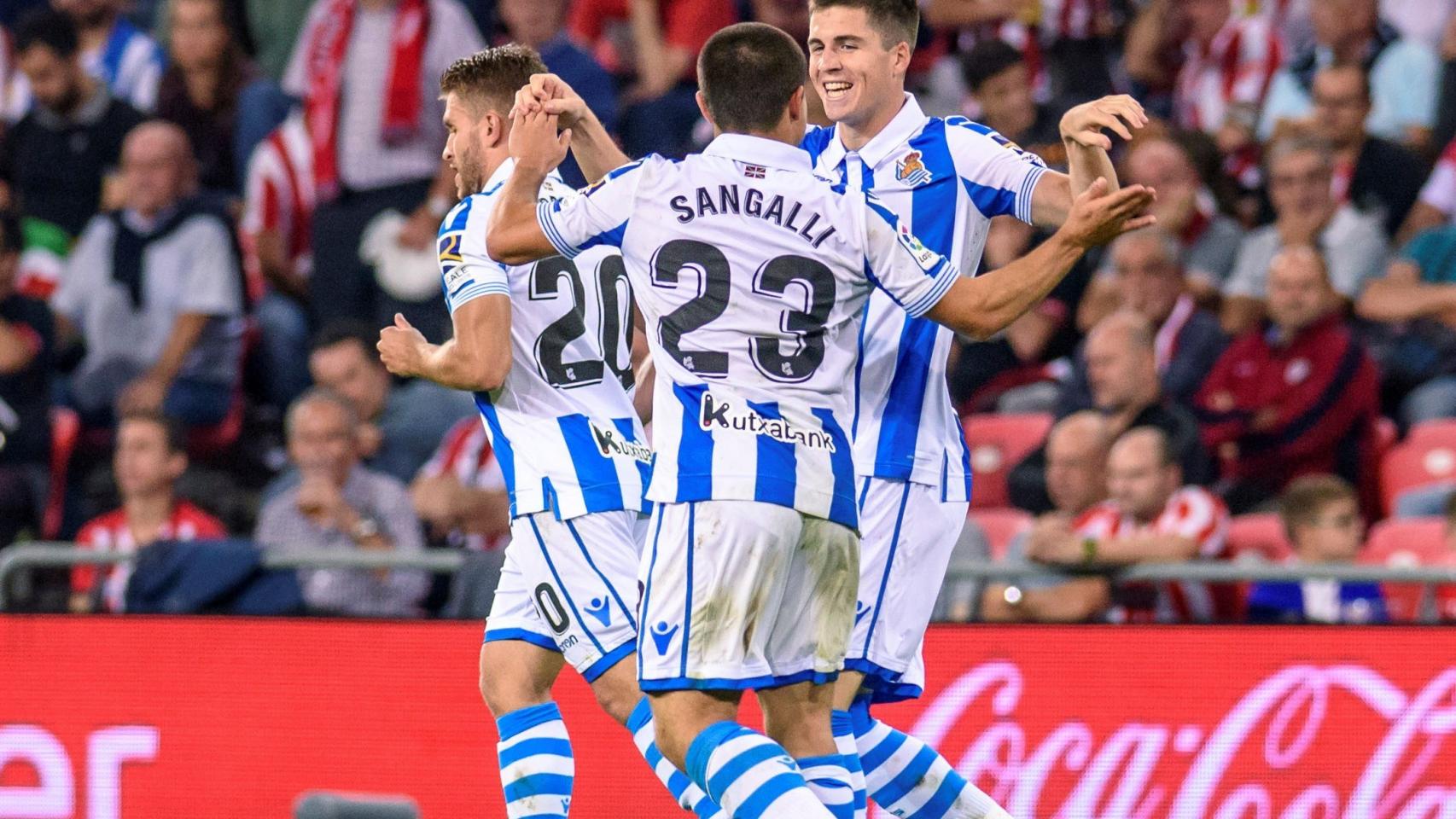 Los jugadores de la Real Sociedad se abrazan tras un gol al Athletic