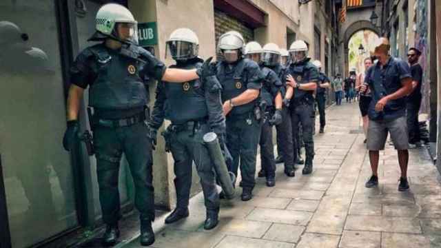 Agentes de la Unidad de Apoyo Policial de la Guardia Urbana, durante una actuación en el casco antiguo de Barcelona.