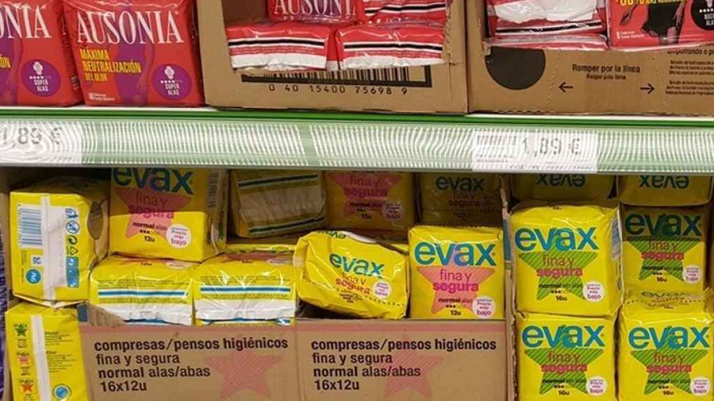 Compresas de Evax y Ausonia en el lineal de un supermercado.