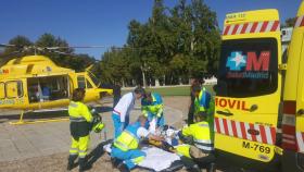 Momento del traslado del joven herido en Aranjuez.