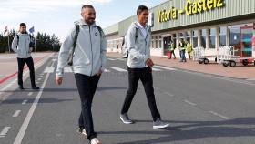 Benzema y Varane, en la llegada del Real Madrid a Vitoria. Foto: realmadrid.com