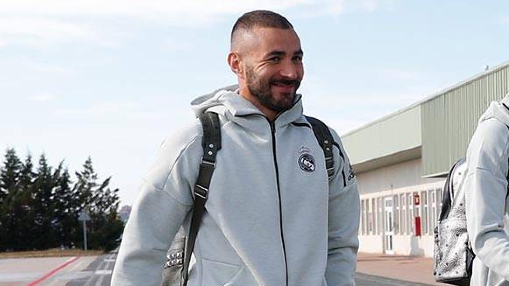 Benzema y Varane, en la llegada del Real Madrid a Vitoria. Foto: realmadrid.com