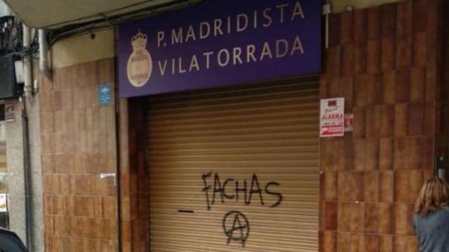 Pintadas en la peña madridista del pueblo de la prisión de Lledoners