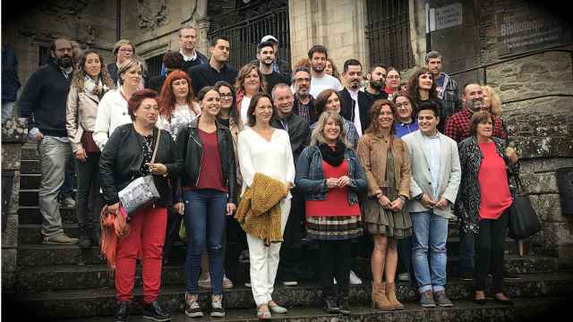 carolina Bescansa (de blanco) posa con su equipo para Podemos Galicia en  la Iglesia de San Domingos de Bonaval (Santiago).