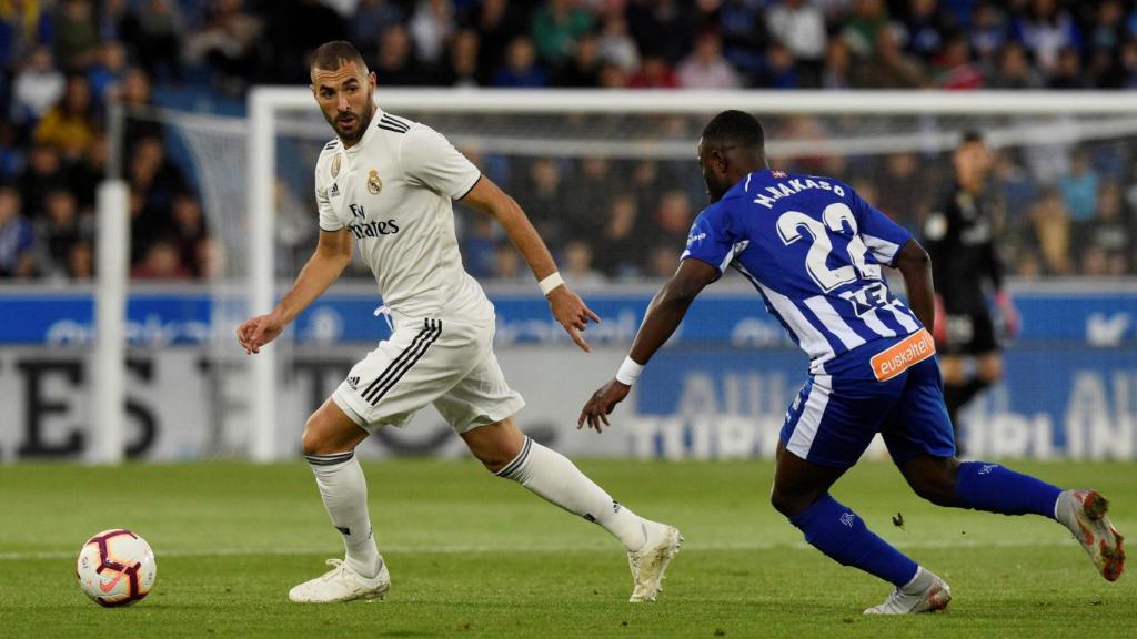 Karim Benzema en plena acción con el jugador del Alavés. Mubarak Wakaso