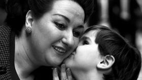 Caballé, en una imagen de archivo con su hijo.