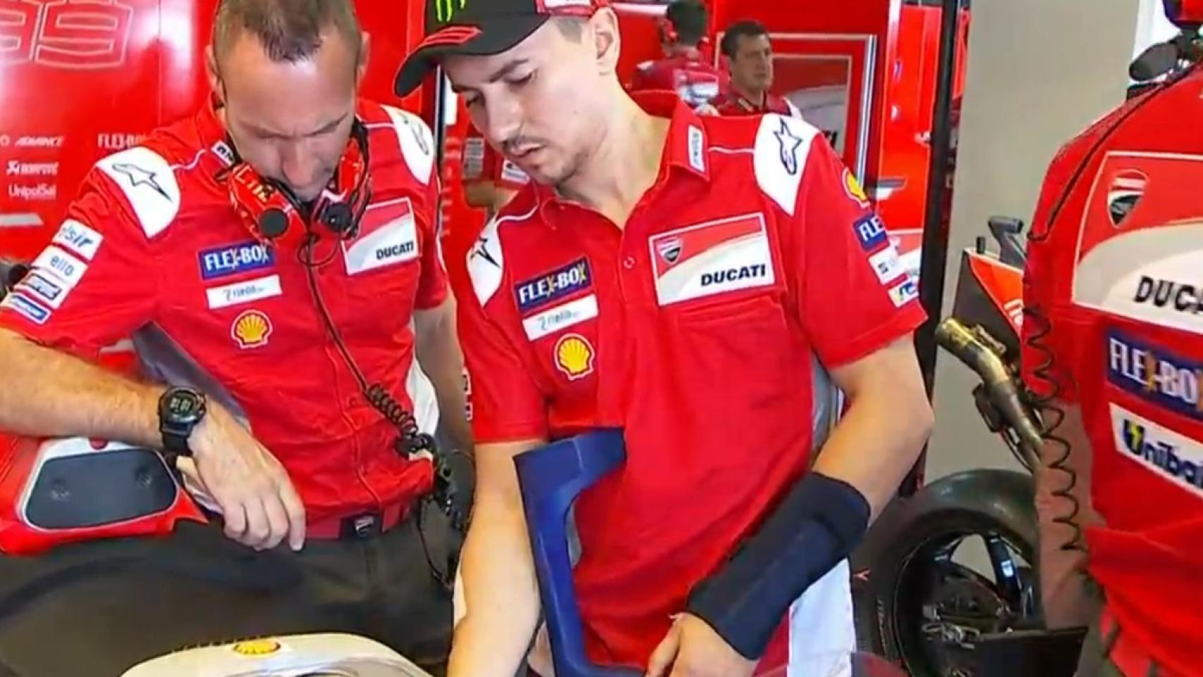 Jorge Lorenzo habla con Cristian Gabarrini, su ingeniero de pista, en el box de Ducati en Buriram.