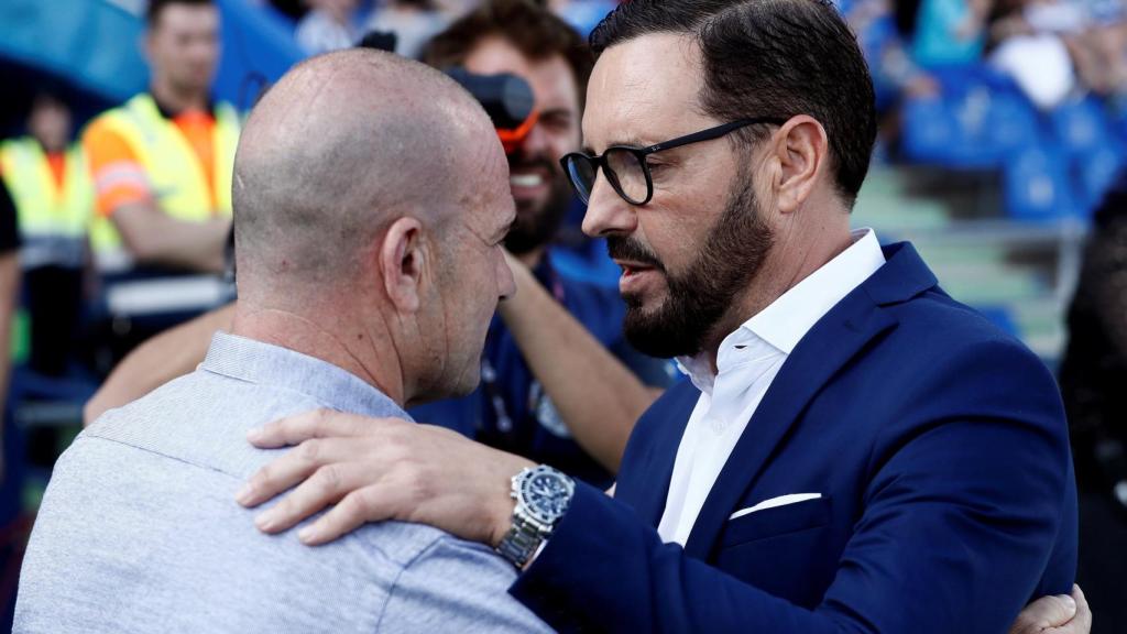 Paco López y José Bordalás se saludan antes del Getafe - Levante