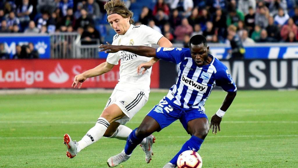 Luka Modric lucha por el balón frente al centrocampista ghanés del Deportivo Alavés, Wakaso Mubarak