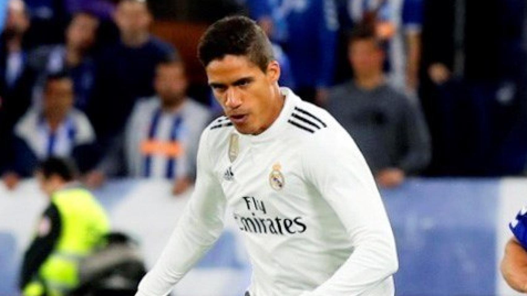 Varane lucha por el balón frente al centrocampista del Deportivo Alavés, Jony Rodríguez