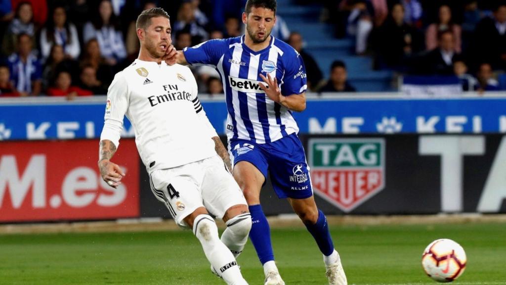 Golpe del delantero argentino del Deportivo Alavés, Jonathan Calleri, a Sergio Ramos