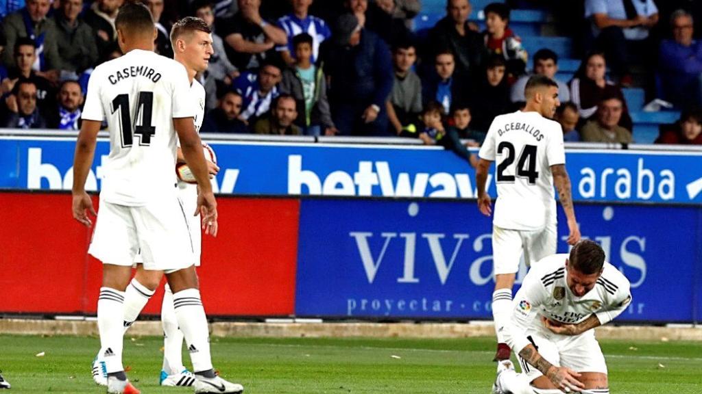 Sergio Ramos y el delantero del Deportivo Alavés, Jonathan Calleri, se duelen tras una acción del encuentro