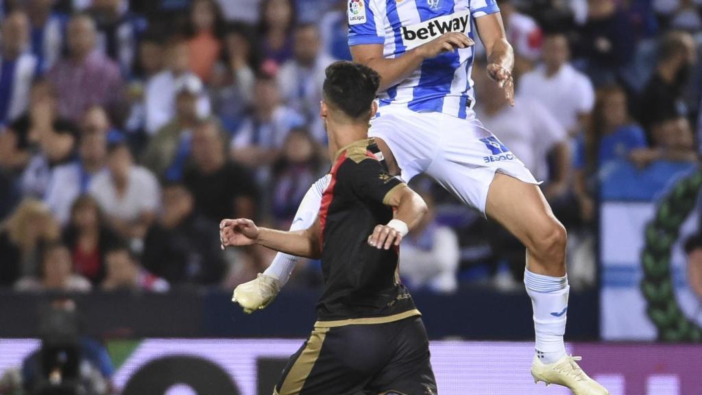 Carrillo remata un centro ante el Rayo Vallecano