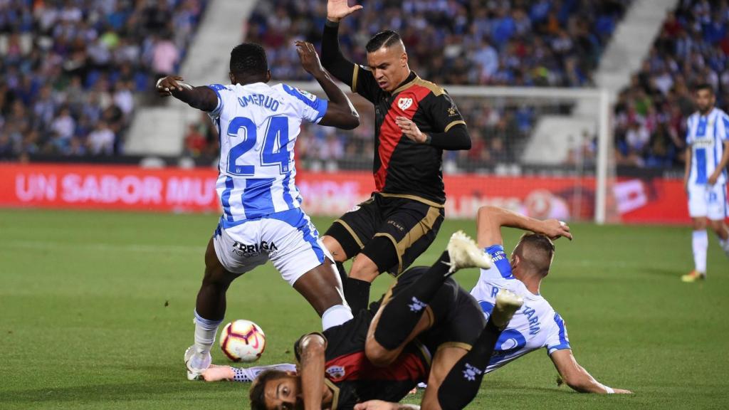 Omeruo lucha un balón a Raúl de Tomás en el Leganés - Rayo Vallecano