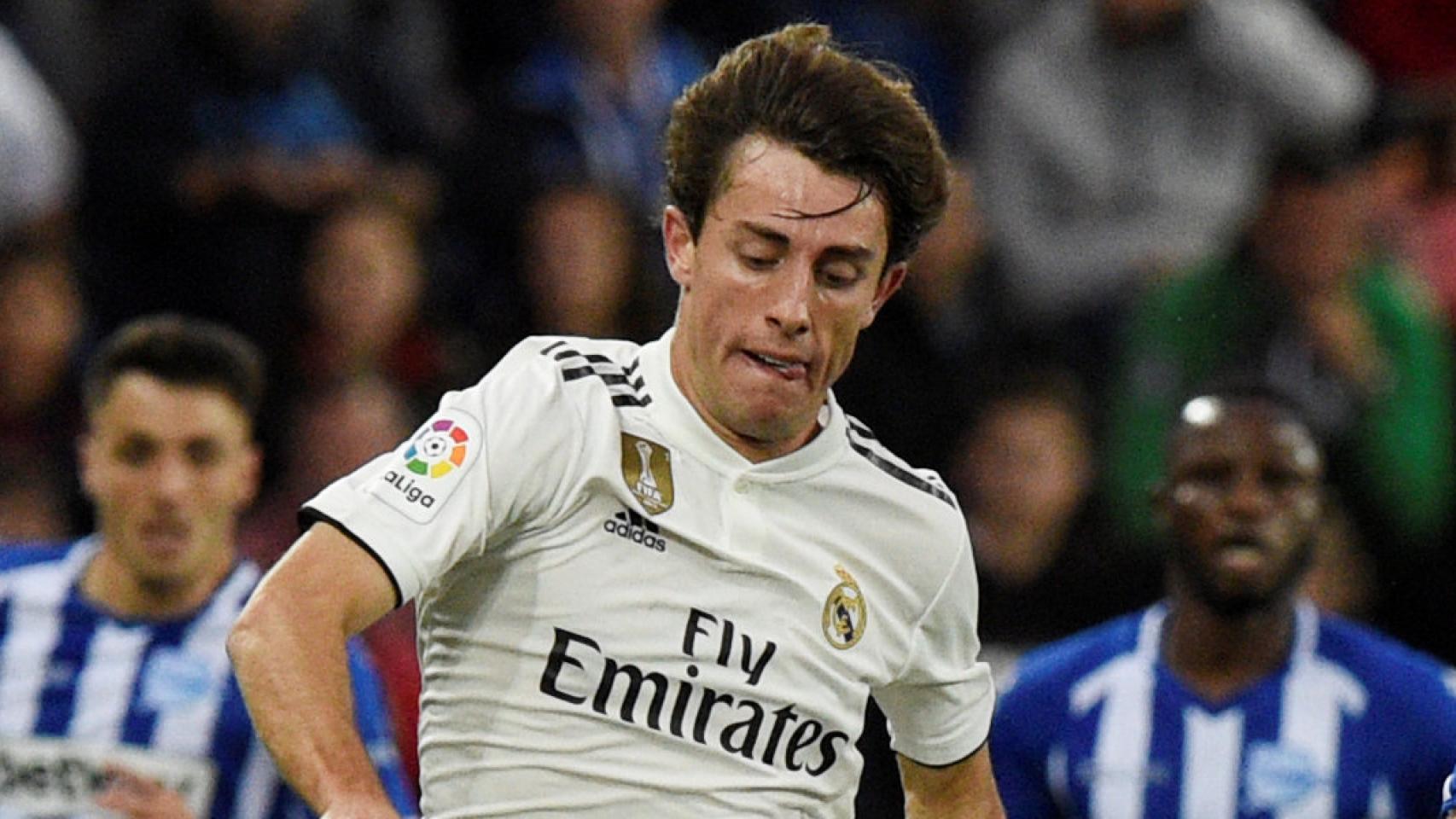 Álvaro Odriozola dirigiendo un balón ante el Alavés