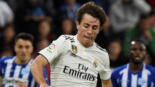 Álvaro Odriozola dirigiendo un balón ante el Alavés