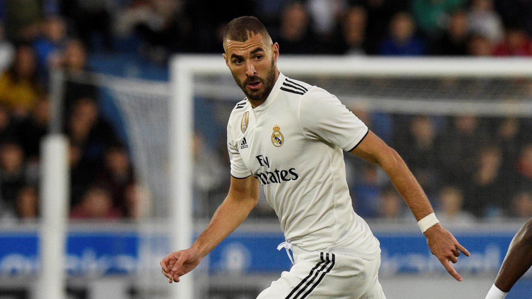 Karim Benzema controlando un balón ante el Alavés