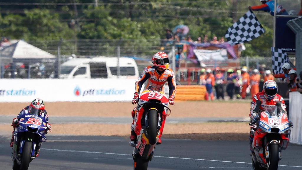 Márquez levanta la rueda delantera de su Honda tras cruzar la línea de meta de Buriram.