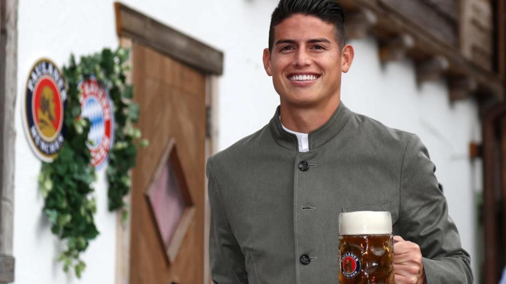 James Rodríguez en el Oktoberfest. Foto: Twitter (@FCBayern)