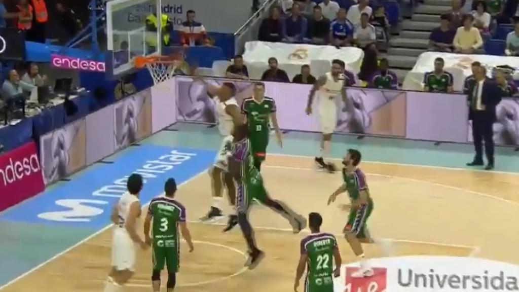 Tavares protagonizó un gran mate ante Unicaja. Foto: Twitter (@vamos)