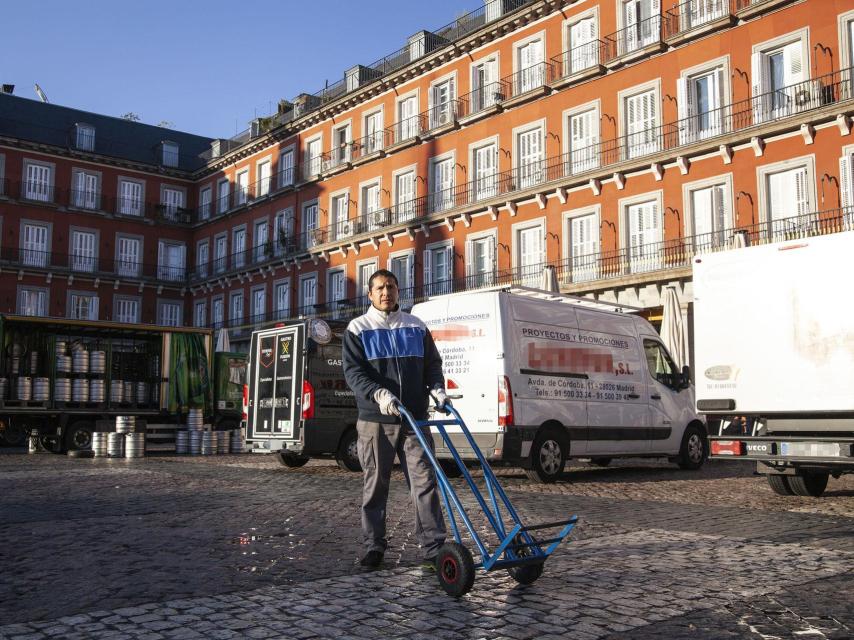 Iván es repartidor de una empresa distribuidora que va a tener que cambiar 11 camiones.