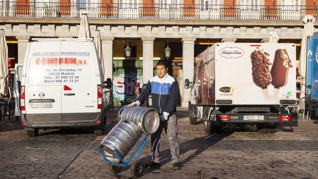 Iván posa en la Plaza Mayor para EL ESPAÑOL.