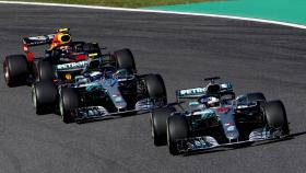 Hamilton lidera la carrera por delante de Bottas y Vertsappen