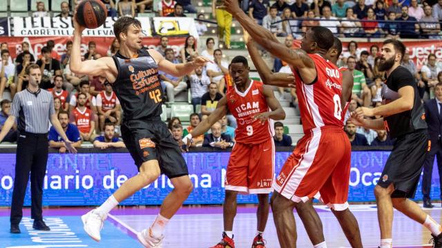 Aaron Doornekamp intenta pasar la pelota a un compañero ante Ovie Soko