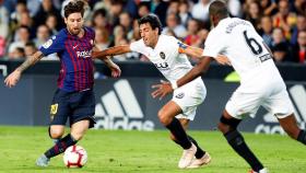 Messi pugna la pelota con Parejo