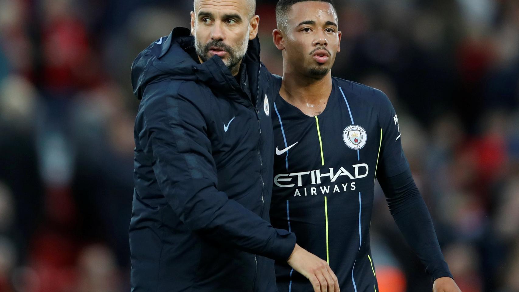 Guardiola con Gabriel Jesus tras el choque contra el Liverpool