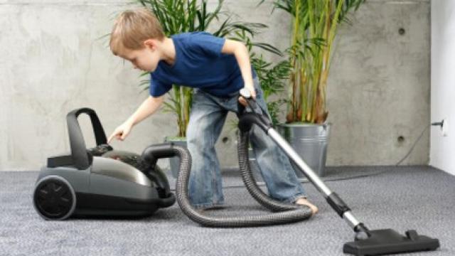 Pasar la aspiradora aumenta la contaminación dentro de casa más que en la calle