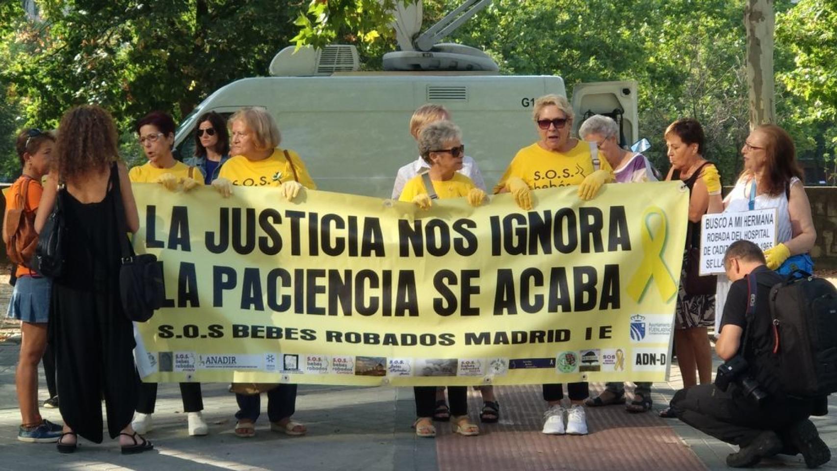 Representantes de asociaciones de 'bebés robados' frente a la Audiencia Provincial de Madrid.