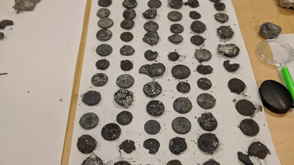 Monedas que la gente a arrojado a un géiser del Yellowstone National Park