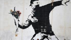 Célebre obra de Banksy. Love is in the air.