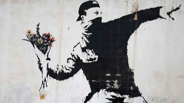 Célebre obra de Banksy. Love is in the air.