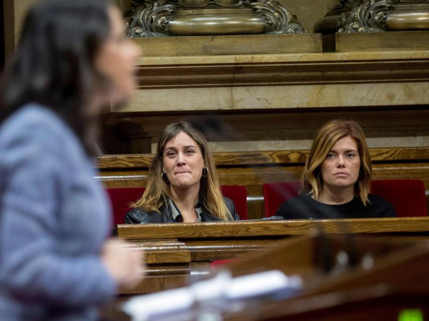 Jássica Albiach (izquierda) y Elisenda Alamany (derecha) escuchan la intervención de la líder de Ciudadanos, lnés Arrimadas.