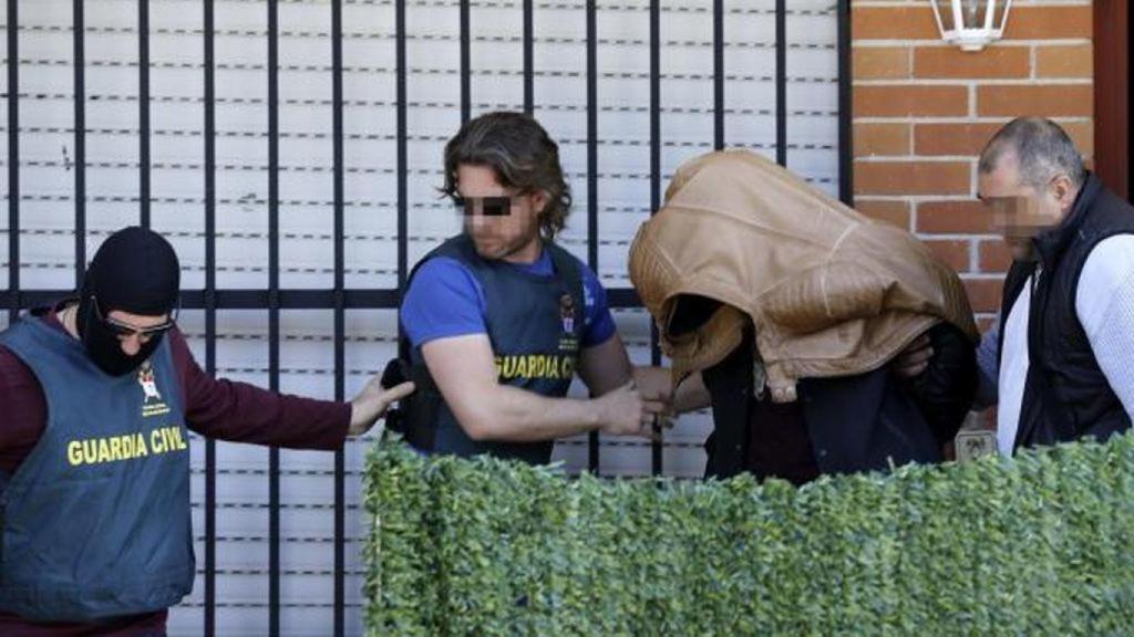 La Guardia Civil custodia a Bruno Hernández Vega tras la reconstrucción de los hechos en el domicilio de Majadahonda.