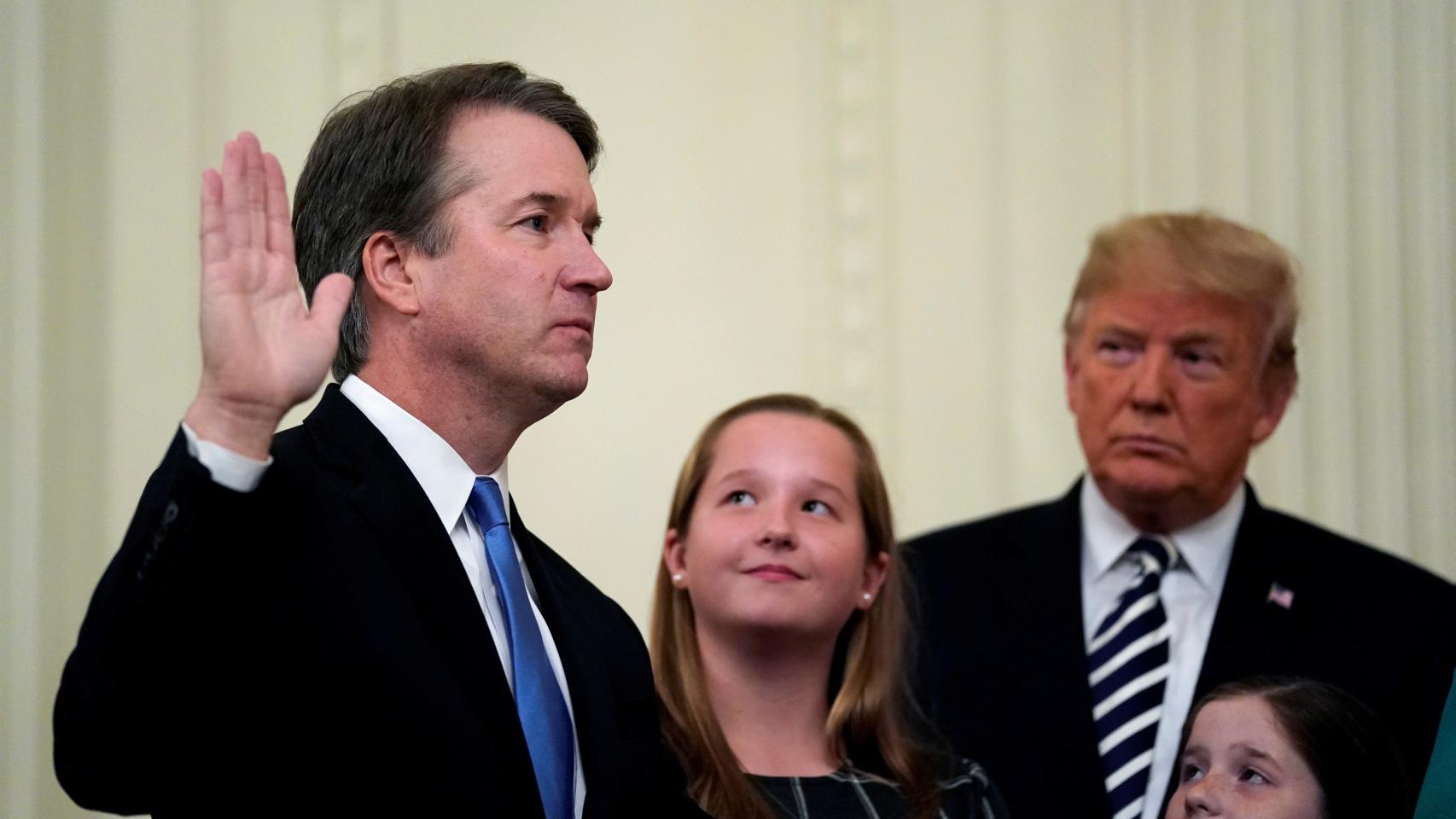 Brett Kavanaugh, junto a Donald Trump, durante su juramento en la Casa Blanca.