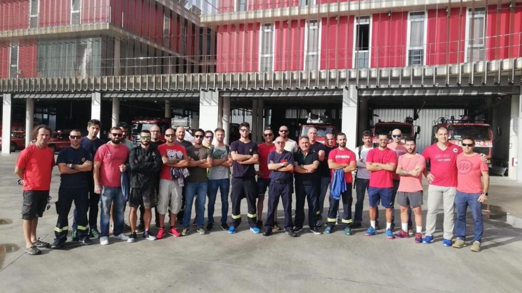 Los bomberos se quejan por no poder ayudar.