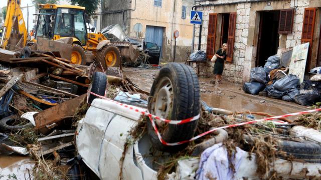 Un coche arrastrado por la riada.