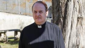 El padre Apeles llegando al funeral.