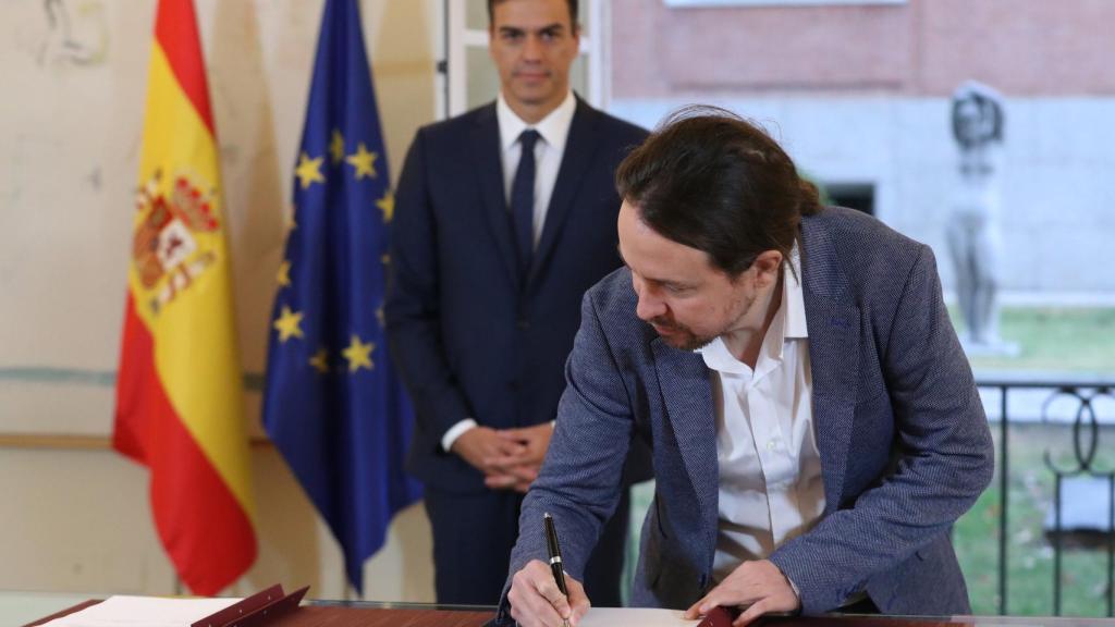 Iglesias firma el acuerdo de Presupuestos con Sanchez en la Moncloa.