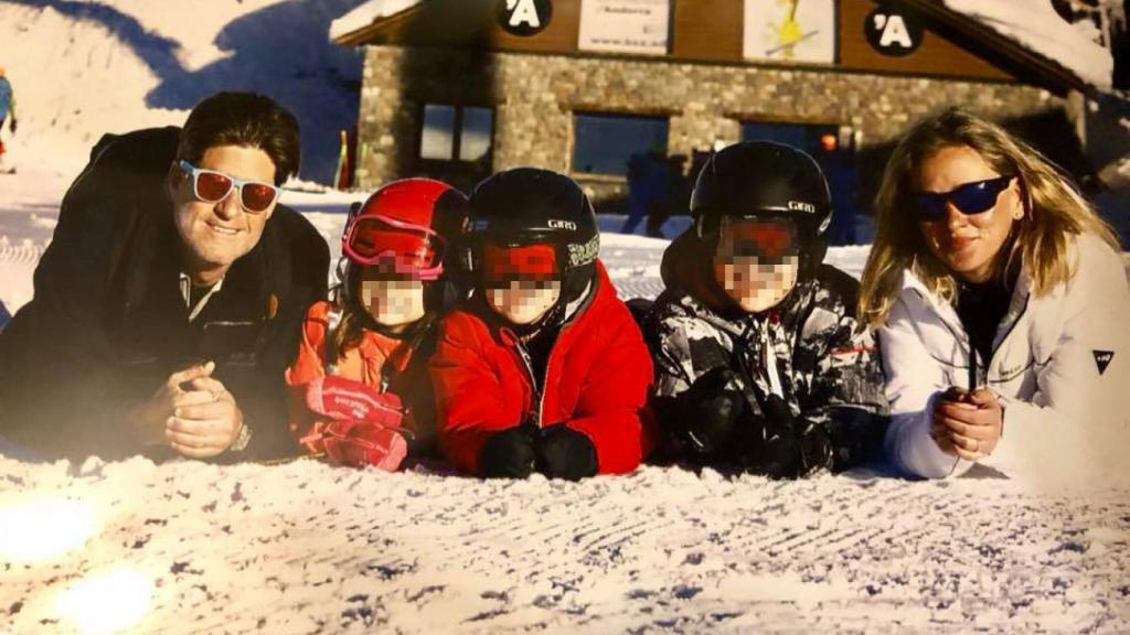 Joana, en la nieve, junto su marido y sus tres hijos.