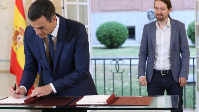 Pedro Sánchez y Pablo Iglesias firman el acuerdo sobre los PGE.