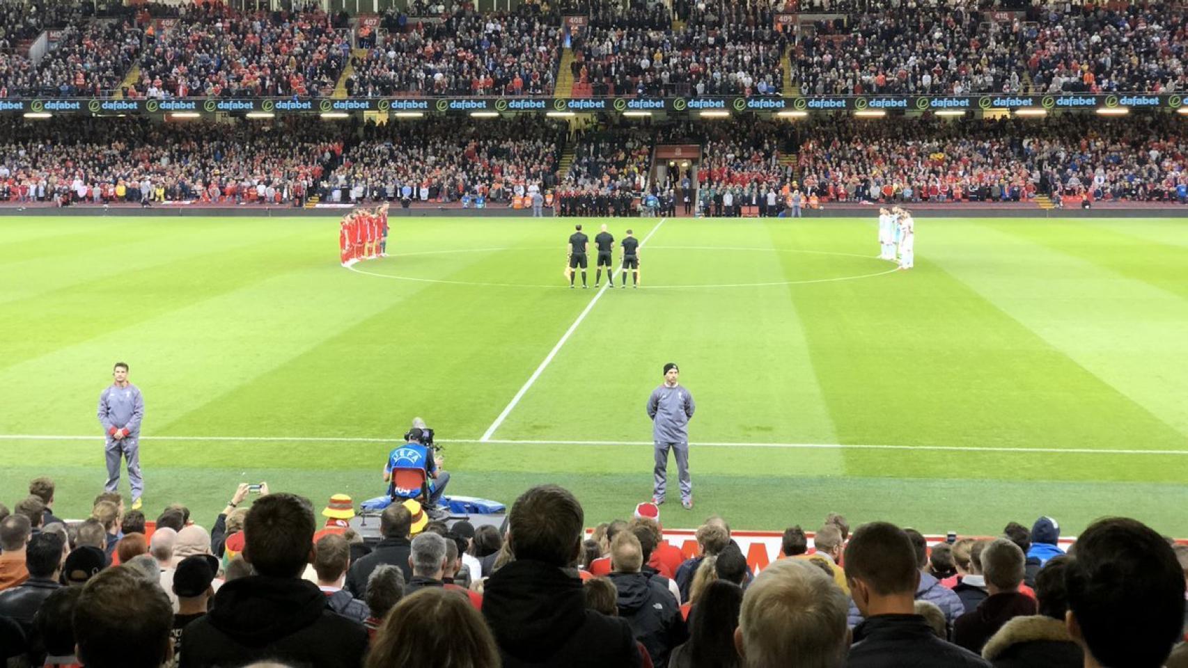 Minuto de silencio en el Gales - España. Foto: Twitter (@SeFutbol)