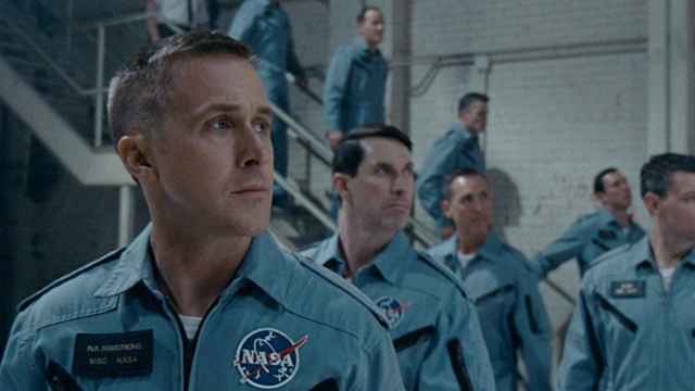 Ryan Gosling, caracterizado como Neil Armstrong en una escena de la película
