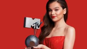 la cantante y actriz Hailee Steinfeld.